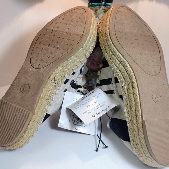 DV by Dolce Vita "Roxie" Platform Canvas Sneakers Striped New w/Tags - Picture 11 of 14